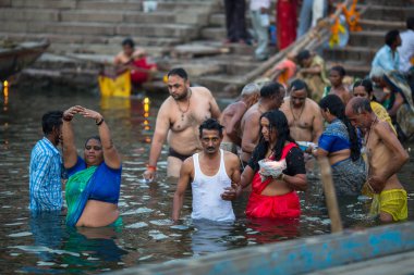 Varanasi, Hindistan - 23 Mar 2018: Hacılar sabahın erken saatlerinde su kutsal Ganj Nehri Dalma. Efsaneye göre şehrin yaklaşık 5000 yıl önce Tanrı Shiva tarafından kuruldu.