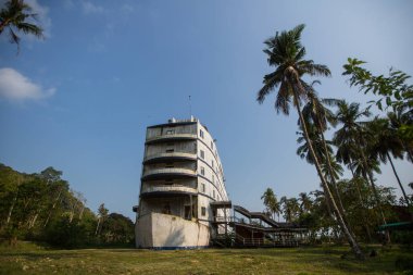 Asya ormanın ortasında terk edilmiş gemi.