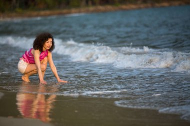 Deniz sahilde genç karışık yarış kadınla.