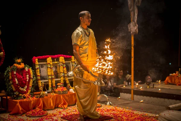 Varanasi, Hindistan - 15 Mar 2018: Bir grup rahip Agni Pooja gerçekleştirmek (Sanskritçe: ibadet of Fire) üzerinde Dashashwamedh Ghat - ana ve en eski ghat Varanasi, Ganj bulunan..
