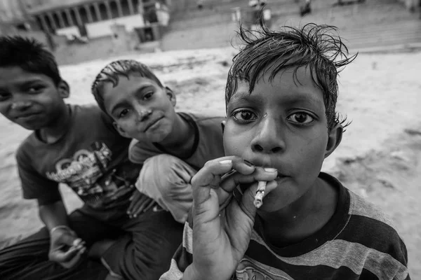 Varanasi Indien März 2018 Unbekannte Indische Kinderverkäufer Von Rohrsaft Sitzen — Stockfoto