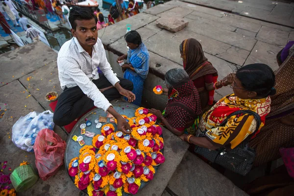 印度瓦拉纳西 2018年3月17日 在神圣的恒河畔的银行卖花花瓣的街头卖家 以及印度教信徒在他们的奉献中使用的小花环 — 图库照片