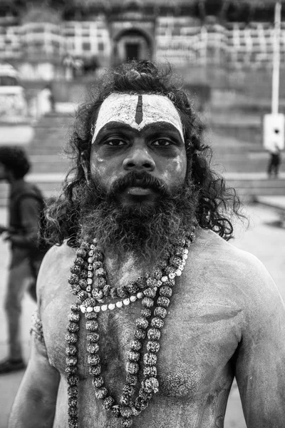 ガンジス河のガートでバラナシ インド 2018 サードゥ 神聖な男 バラナシはインドのヒンドゥー教 神聖な都市の一つで最も重要な巡礼地です — ストック写真