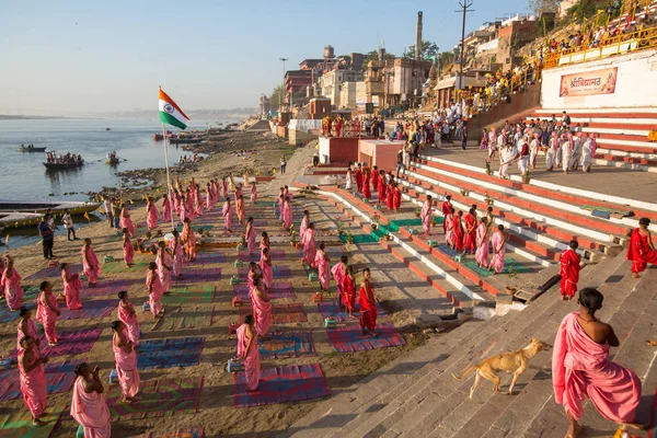 Varanasi India Mar 2018 Fiatal Hindu Szerzetes Magatartás Egy Ünnepségen — Stock Fotó