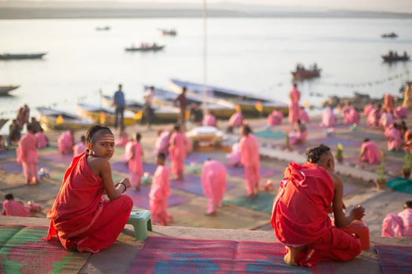Varanasi India Marzo 2018 Jóvenes Monjes Hindúes Llevan Cabo Una —  Fotos de Stock