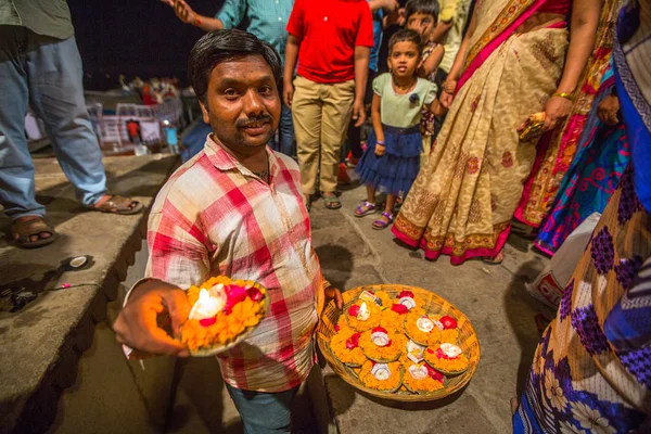 Varanasi Indie Mar 2018 Przedstawienie Kwiaty Świece Świętej Rzeki Ganges — Zdjęcie stockowe