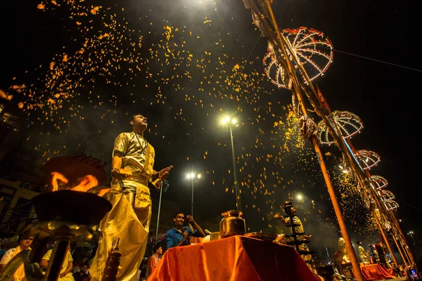 バラナシ インド 2018 ヒンドゥ教の僧侶がアグニ プージャを行う サンスクリット語 火の崇拝 Dashashwamedh ガート バラナシのメインと最古のガートがガンジス川にあります — ストック写真