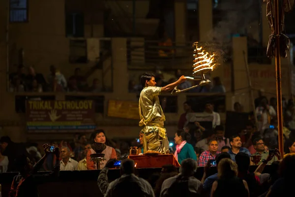 Varanasi, Hindistan - 18 Mar 2018: Hindu rahip Agni Pooja gerçekleştirmek (Sanskritçe: ibadet of Fire) üzerinde Dashashwamedh Ghat - ana ve en eski ghat Varanasi, Ganj bulunan..