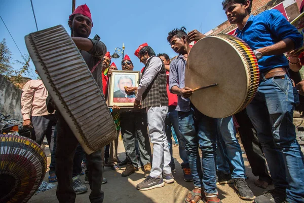 Varanasi Hindistan Mar 2018 Müzisyenler Şehir Caddeleri Üzerinde Varanasi Bir — Stok fotoğraf