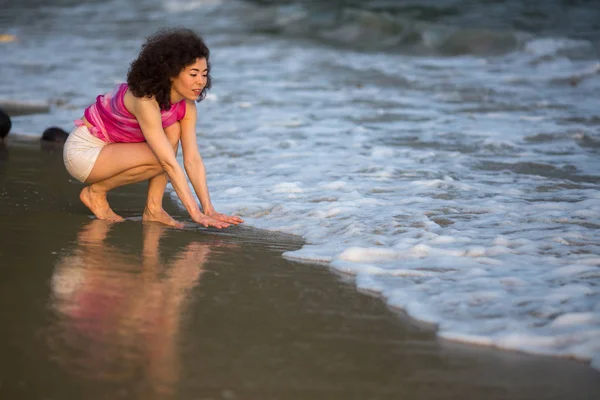 Unga Blandad Ras Kvinna Sea Beach — Stockfoto