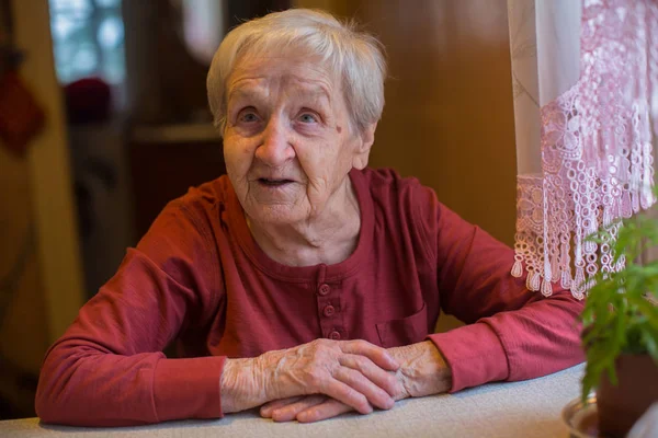 Ouderen Senior Vrouw Zitten Aan Tafel Huis — Stockfoto