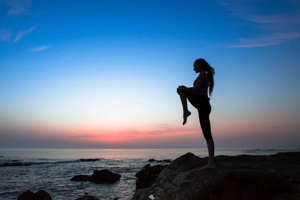 Silueta Mujer Yoga Fitness Mar Durante Increíble Atardecer Estilo Vida —  Fotos de Stock