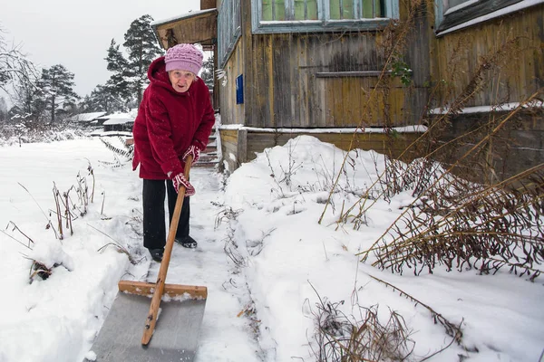 Yaşlı Kadın Kar Kırsal Yakınındaki Temizler — Stok fotoğraf