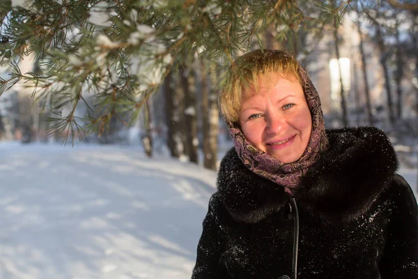 Jeune Femme Hiver Dans Village Russe Enneigé — Photo