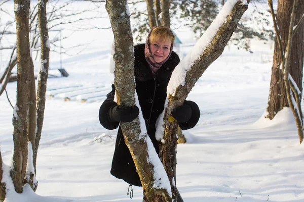 Junge Frau Winter Verschneiten Russischen Dorf — Stockfoto