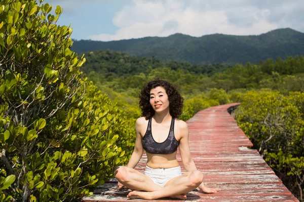 Giovane Donna Razza Mista Una Foresta Mangrovie — Foto Stock