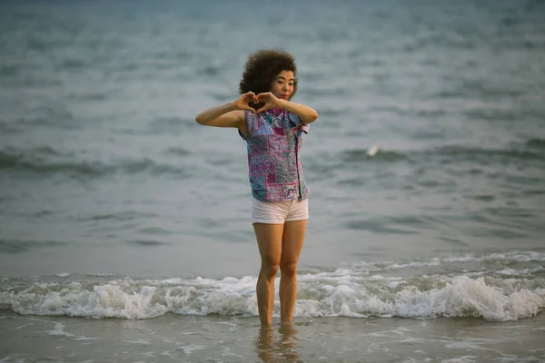 Deniz Sahilde Yürüyen Genç Karışık Irk Kadın Film Renk Stili — Stok fotoğraf