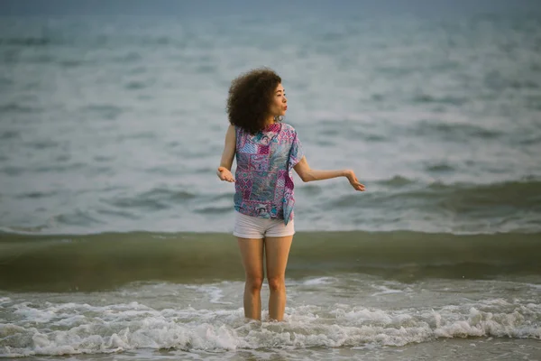 Młodych Mieszanej Rasy Kobieta Spaceru Plaży Morza Stylu Color Film — Zdjęcie stockowe