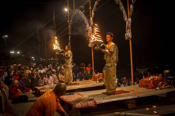 Varanasi Indien März 2018 Eine Gruppe Von Priestern Führt Agni — Stockfoto