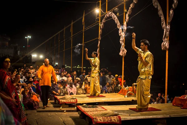 印度瓦拉纳西 2018年3月15日 一群祭司在 Dashashwamedh 卡德上表演烈火 Pooja 崇拜火 位于恒河上的瓦拉纳西主要和最古老的卡德 — 图库照片