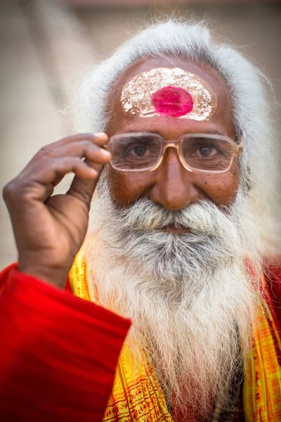 Varanasi Indie Mar 2018 Sadhu Święty Człowiek Dashashwamedh Ghat Jest — Zdjęcie stockowe