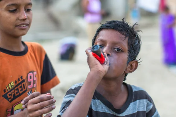 Varanasi Hindistan Mar 2018 Tanımlanamayan Hintli Çocuk Satıcı Kamışı Suyu — Stok fotoğraf