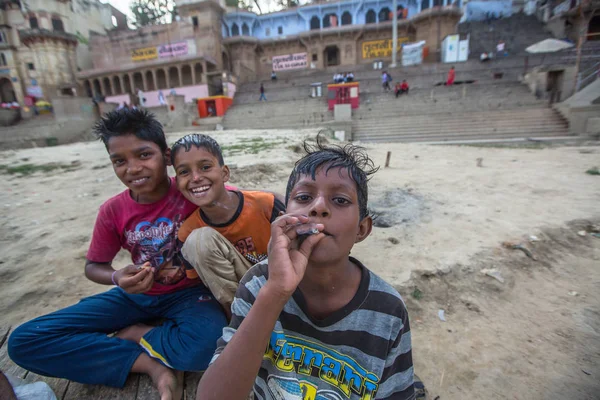 Varanasi Hindistan Mar 2018 Tanımlanamayan Hintli Çocuk Satıcı Kamışı Suyu — Stok fotoğraf
