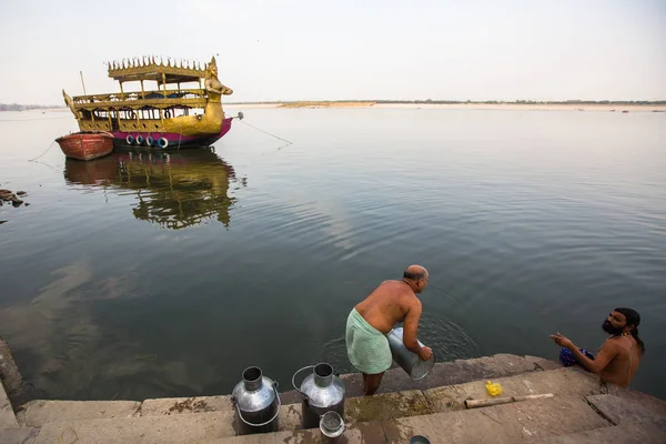 Varanasi Indie Březen 2018 Poutníci Břehu Řeky Svaté Ganga Varanasi — Stock fotografie