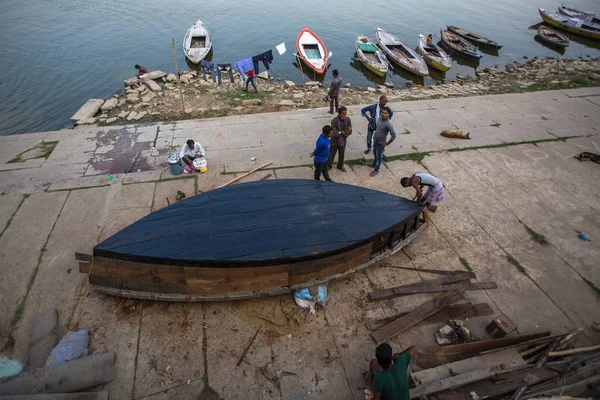 Varanasi Inde Mar 2018 Bateliers Sur Les Rives Rivière Ganga — Photo