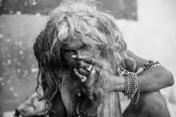 Varanasi India Mar 2018 Hindu Sadhu Smoking Ganja Marihuana Con — Foto Stock