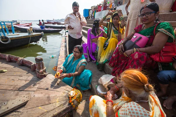 Βαρανάσι Ινδία Μαρ 2018 Προσκυνητές Στις Όχθες Του Ποταμού Γάγγη — Φωτογραφία Αρχείου