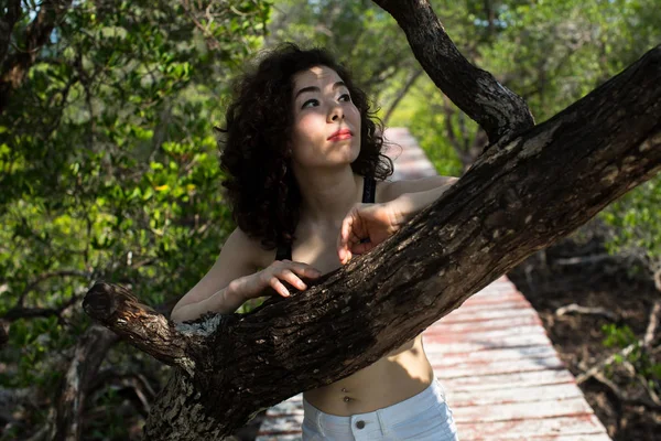 Uma Jovem Bela Mulher Asiática Caminha Manguezal Park — Fotografia de Stock