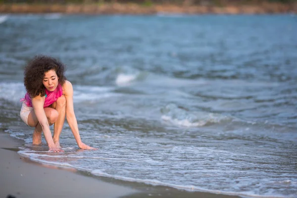 Молода Змішана Жінка Гонки Морському Пляжі — стокове фото