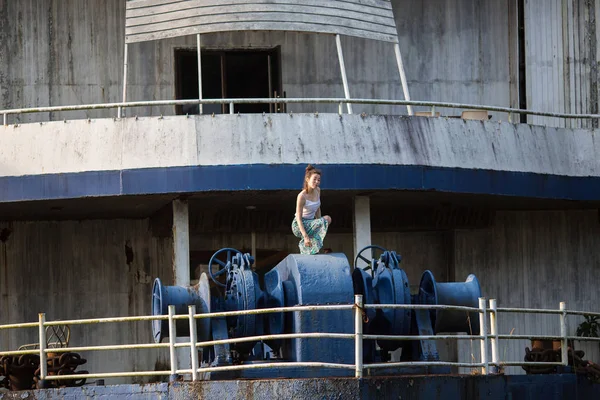 Joven Chica Moda Raza Mixta Posando Barco Abandonado — Foto de Stock