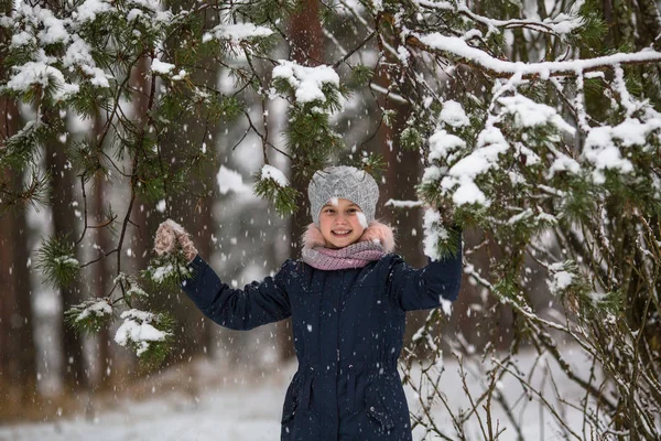 Dziewczynka Parku Zima Śnieg — Zdjęcie stockowe