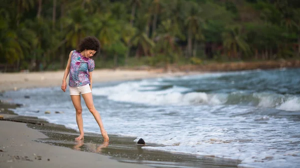 Młody Mieszanej Rasy Kobieta Spaceru Plaży Morza — Zdjęcie stockowe