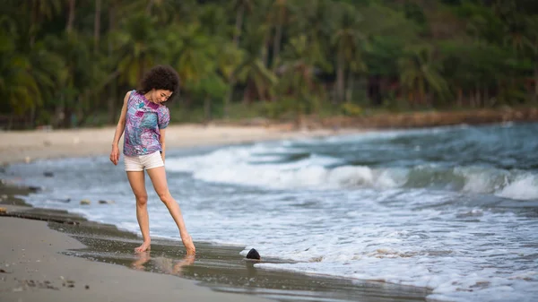 海のビーチを歩いて若い混血女性 — ストック写真