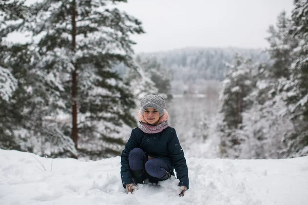 Маленька Дівчинка Зимовому Сніжному Парку — стокове фото
