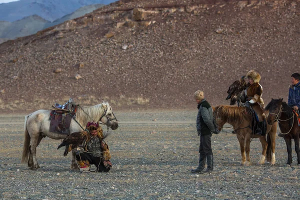 Sagsay Mongolia Września 2017 Eagle Hunter Uczy Jej Córka Polowania — Zdjęcie stockowe