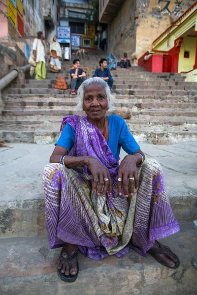 バラナシ インド 2018 ガンジス川のほとりにヒンドゥー教の女性の巡礼者 バラナシはインドで最も重要な巡礼地の一つ ヒンズー教の の神聖な都市の一つ — ストック写真