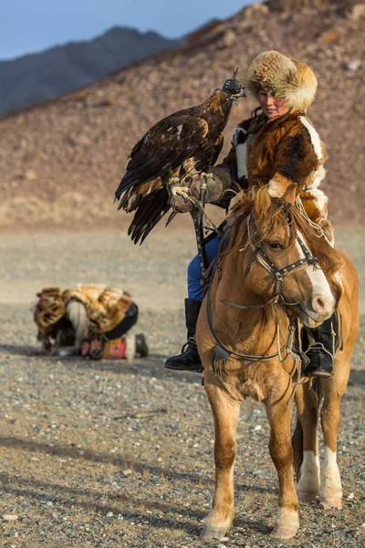 Sagsay Mongolia Sep 2017 Eagle Hunter Enseña Hija Pequeña Cazar — Foto de Stock