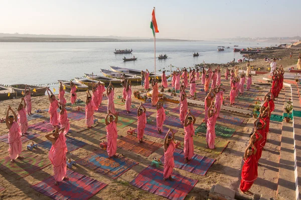 Varanasi India Mar 2018 Jonge Hindoe Monniken Organiseer Een Ceremonie — Stockfoto