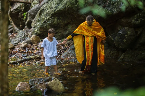 チャン島 2018 精神的な誕生 洗礼の秘跡の中に正教会の司祭します タイでは現在 の正統の教区 002 人口の正統派的信仰を実践 — ストック写真