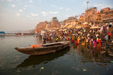 Varanasi, Hindistan - 22 Mar 2018: Hacılar sabahın erken saatlerinde su kutsal Ganj Nehri Dalma. Efsaneye göre şehrin yaklaşık 5000 yıl önce Tanrı Shiva tarafından kuruldu.