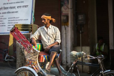 Varanasi, Hindistan - 23 Mar 2018: Hint trishaw bekleyen yolcular sokakta. Efsaneye göre şehrin yaklaşık 5000 yıl önce Tanrı Shiva tarafından kuruldu.