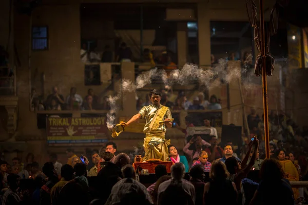 Varanasi India Mar 2018 Sacerdote Hindú Realiza Agni Pooja Sánscrito —  Fotos de Stock