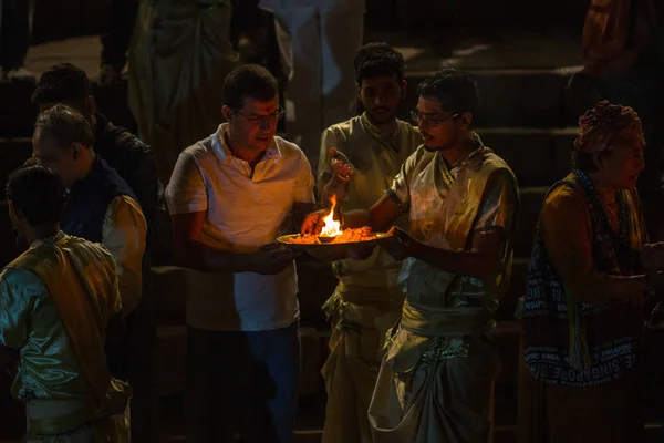 Varanasi India Mar 2018 Presentatie Van Bloemen Kaarsen Aan Heilige — Stockfoto