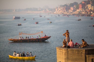 Varanasi, Hindistan - 21 Mar 2018: Sabahın erken saatlerinde kutsal Ganj Nehri kıyısında. Efsaneye göre şehrin yaklaşık 5000 yıl önce Tanrı Shiva tarafından kuruldu.