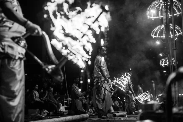 印度瓦拉纳西 2018年3月23日 印度教教士执行烈火 Pooja 崇拜火 Dashashwamedh 主要和最旧的卡德在恒河的瓦拉纳西 — 图库照片
