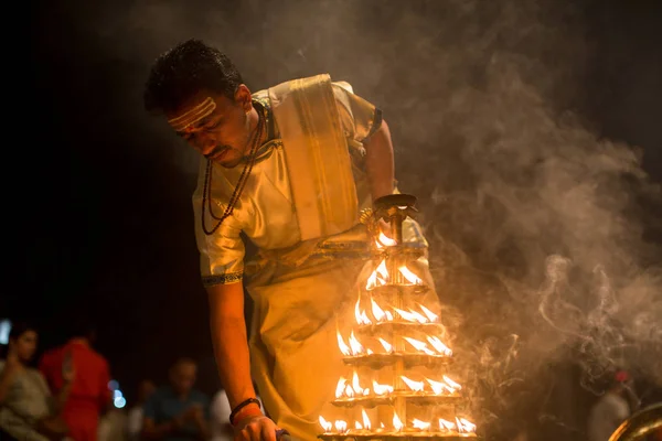 Varanasi Indie Mar 2018 Hinduskich Kapłanów Wykonać Agni Pooja Sanskryt — Zdjęcie stockowe